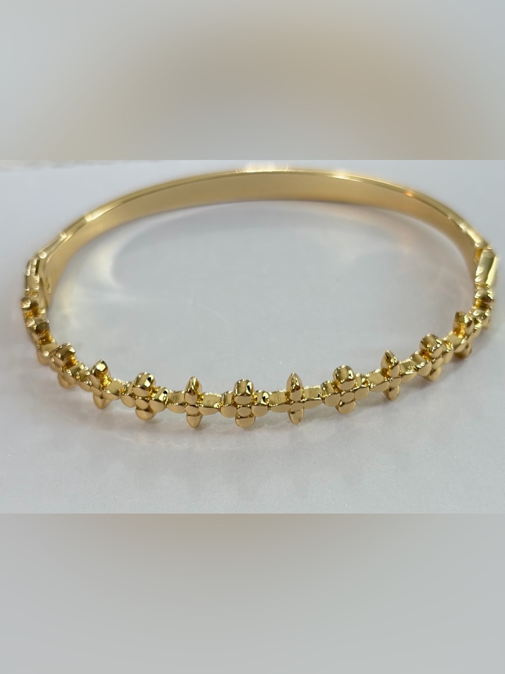 NWOT STUNNING 14KT Gold Plated Women’s Bangle Bracelet inner diameter 2”x2.25”